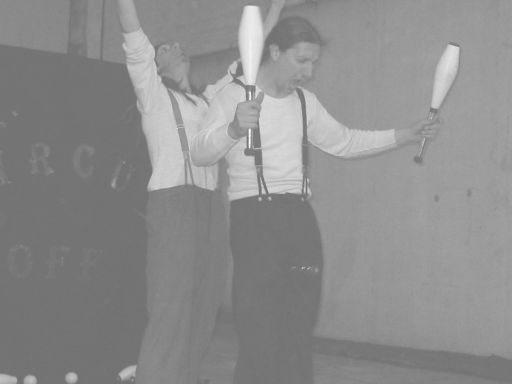 Schizzo and Jeief iniziano con i birilli