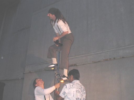 Schizzo and Jeief sul ciclo, <br>Shah aiuta a reggere il ciclo