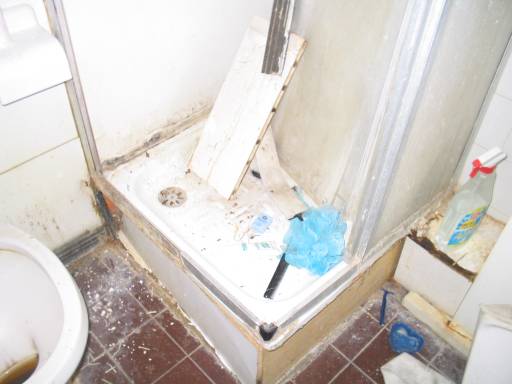 La doccia e la tazza nel bagno del 414 (?!)
