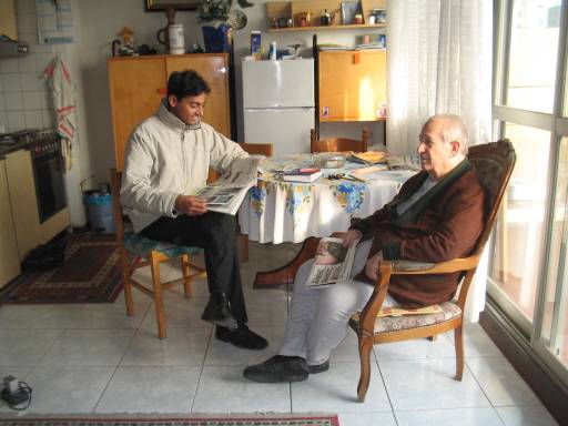 Nella casa del dott. Picone Qasim legge il giornale, Picone ascolta