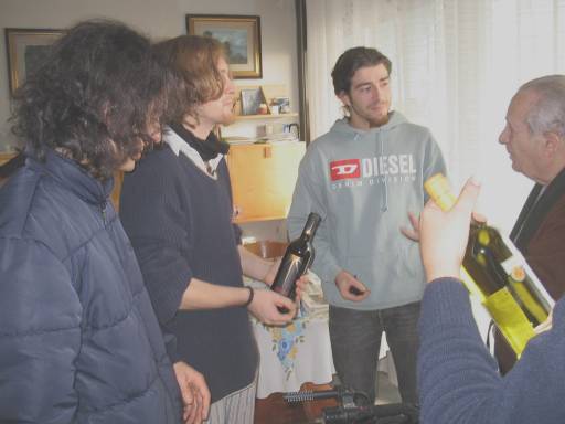 Nella casa del dott. Picone il dott. Picone offre il vino al gruppo video Vag61